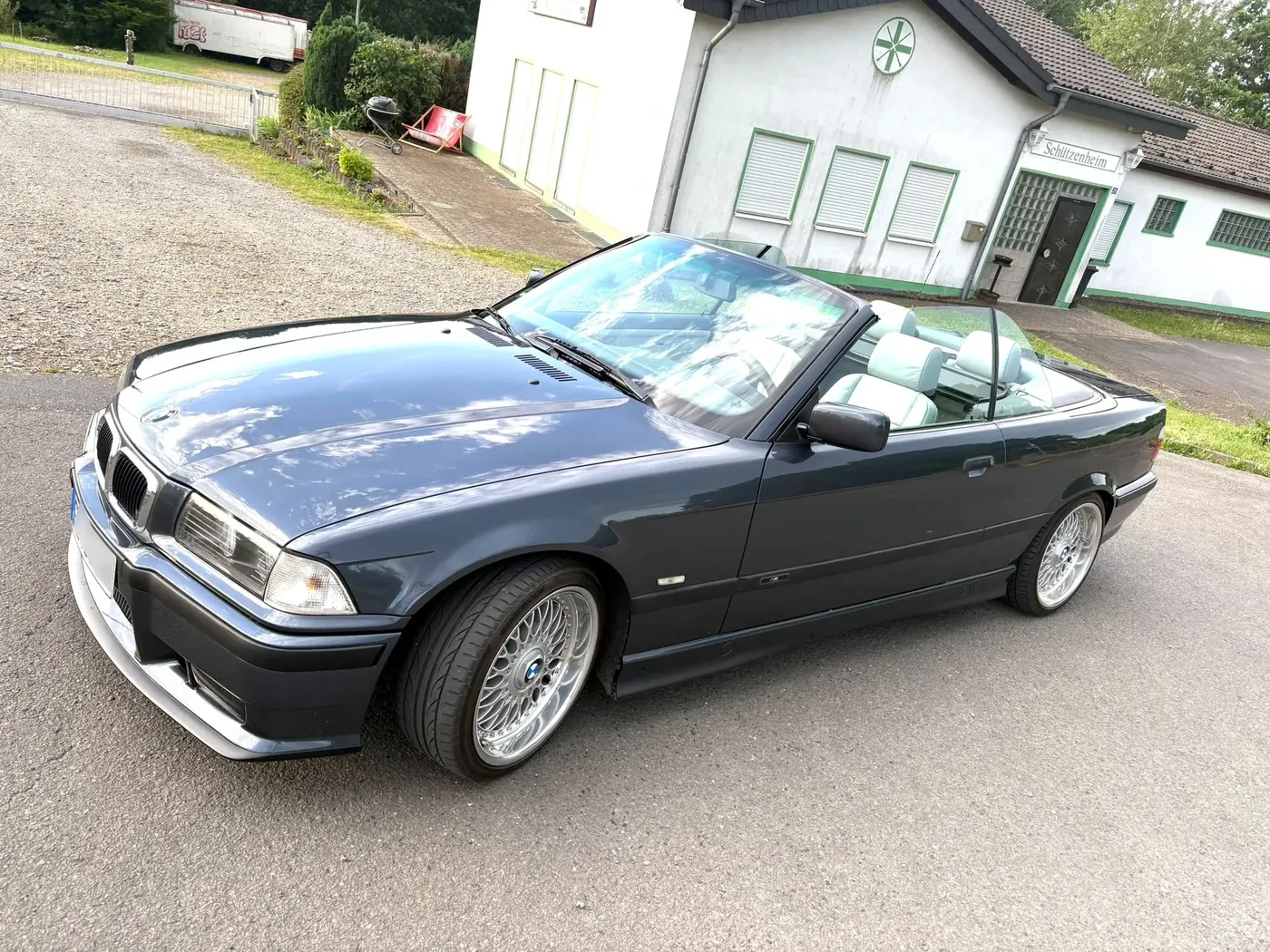 BMW E36 318i Cabrio in Fjordgrau Metallic mit M-Paket und BBS RC Felgen, Verdeck offen